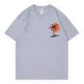 Lässiges graues Kurzarm-T-Shirt mit modischem Sonnenuntergang-Palmen-Grafikprint. - Grau