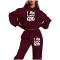 Nahaufnahme eines bordeauxroten, gefütterten Hoodie-Sets mit stilvollem Buchstaben-Print. - S / Oberteil und Unterteil / Burgunderrot