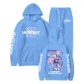 Blauer Hoodie und Jogginghose Set mit Kpop Demon Hunters Print, lässiges Outfit. - Hellblau