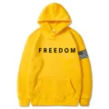 Sweat à capuche jaune unisexe avec imprimé texte FREEDOM sur la poitrine et graphique de manche - S / Hauts / Jaune