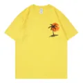 Lässiges gelbes Kurzarm-T-Shirt mit tropischem Sonnenuntergang-Palmen-Grafikdesign. - Gelb