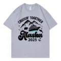 Graues Kurzarm T-Shirt mit Cruisin Together Alaska Kreuzfahrt Reise Grafik Design Ansicht - S / Oberteile / Grau