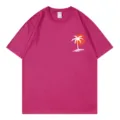 Damen Kurzarm Rundhals T-Shirt in Pink mit hawaiianischem Sonnenuntergang und Palmen Print. - Fuchsia