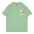 Hellgrünes Rundhals T-Shirt kurzarm mit tropischem Palmen und Sonnenuntergang Motiv. - Bohnengrün