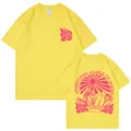 Gelbes Baumwoll-Kurzarmshirt mit rosafarbenem Blumen-Vorder- und Wellen-Rücken-Druck. - S / Oberteile / Gelb