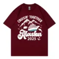 Cruisin Together Alaska 2025 Kurzarm T-Shirt Grafik Tee Urlaub Freizeit Top Neu - S / Oberteile / Burgunderrot