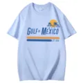 T-shirt casual bleu clair en coton col rond avec imprimé palmiers du golfe du Mexique. - Bleu clair