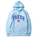 Helles, blaues Kapuzensweatshirt mit auffälligem FRESH-Druck auf der Brust für den Alltag. - S / Oberteile / Hellblau