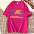 Casual βαμβακερό t-shirt με στρογγυλή λαιμόκοψη και κοντό μανίκι με ρετρό τύπωμα. - S / Tops / Τριανταφυλλί