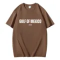 Bruin katoenen t-shirt met Golf van Mexico print, casual losse ronde hals top. - koffiekleur