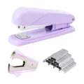 Lila Tacker Set mit Enthefter und Standardklammern fuer Büro Schule und Homeoffice Gebrauch - Violettes Schmuckset / Versandschachtel-Verpackung