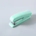 Pastellgrüner Mini-Tacker, tragbares Hand-Heftgerät für Büro und Schule Schreibwaren. - Mintgrün