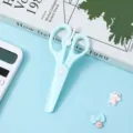 Kinder Sicherheitsschere in Hellblau, ergonomisches Kunststoffdesign fuer Schulpapier. - Mintgrün