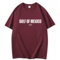 Bordeauxrode katoenen t-shirt met korte mouwen en een stijlvolle Gulf of Mexico opdruk. - Bordeauxrood