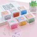 Farbige Büroklammern im transparenten Kunststoffkasten Set für Büro und Schule 28mm - 120 Stück/Packung / Weiß (Zufällige Aufkleber)