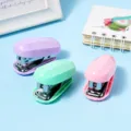 Tragbares Mini-Heftgerät Set mit drei bunten kleinen Tackern für das Büro und die Schule. - Zufällige Farbe