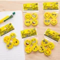 Joli ensemble de gommes smiley de dessin animé avec des gommes rondes jaunes pour les enfants. - 4 pièces/paquet / Jaune