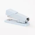Pastellblaue Schreibtisch-Heftmaschine aus Metall, ergonomisches Büro-Heftgerät für Papier. - Himmelblau