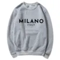 Grauer Fleece-Pullover mit Rundhalsausschnitt und Milano Italien Druck, Langarm. - S / Oberteile / Hellgrau