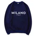 Dunkelblauer gefütterter Langarm-Sweatshirt mit Rundhalsausschnitt und Milano-Italy-Druck. - S / Oberteile / Marineblau