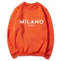 Oranger langärmliger Rundhals-Sweater mit stilvollem Milano Italy Buchstaben-Print. - S / Oberteile / Orange