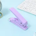 Perforadora de un solo agujero portátil con caja de confeti, lila pastel para oficina y escuela. - Lavanda