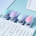 Bunte Mini-Heftgeräte Desktop arbeitssparende Büro-Schul-Schreibwaren Mehrfarben-Set. - Aufwandsparendes Medium-Modell (BC-8021) / Macaron Mischfarben