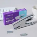 Tragbarer Metall-Heftgerät mit violetter Verpackung, 24/6 26/6 kompatibel, 20 Blatt Kapazität. - BC-8334