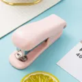 Rosa Macaron Nr.12 Bürotacker, tragbarer Mini-Schreibtischhefter für Schule und Bürobedarf. - Kirschblütenrosa