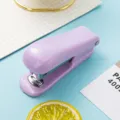 Macaron farbiger Nr.12 Tacker, tragbarer kompakter Büro- und Schulhefter in hellem Lila. - Lavendel
