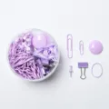 Lila kantoor stationery set variant met papierklemmen, duimspijkers en paperclips. - Lavendel