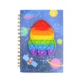 A5 Weltraum Spiralnotizbuch mit regenbogenfarbenem Silikon Pop Fidget Raketen Cover. - 80 Seiten / Rakete