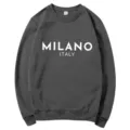 Dunkelgraues, gefüttertes Sweatshirt mit Rundhalsausschnitt und Milano Italy Aufdruck. - S / Oberteile / Dunkelgrau