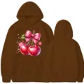 Brauner Kapuzenpullover mit süßem Kirsch- und Schleifen-Grafikdruck, Vorder- und Rückansicht. - Kaffeebraun
