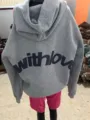 Sweat-à-capuche gris à épaules tombantes avec imprimé au dos, style urbain automne-hiver. - Gris Clair 2