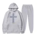 Completo felpa con cappuccio e pantaloni felpati grigi da uomo e donna con stampa croce. - Taglia S / Top E Pantaloni / Grigio