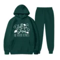 Completo felpa con cappuccio e pantaloni in pile verde scuro con stampa di lettere religiose. - Taglia S / Top E Pantaloni / Verde scuro