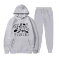 Set felpa con cappuccio e pantaloni tuta in pile grigio con stampa con lettere cristiane invernali. - Taglia S / Top E Pantaloni / Grigio