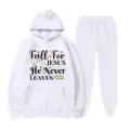 Completo felpa con cappuccio e pantaloni bianchi con bellissime lettere autunnali. - Taglia S / Top E Pantaloni / Bianco
