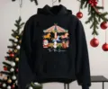 Felpa nera di Natale con stampa di carosello festivo, maniche lunghe e vestibilità comoda. - Taglia S / Nero
