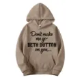 Lässiger, khakifarbener Langarm-Kapuzenpullover mit Fronttasche und Buchstaben-Druck. - Camel / S