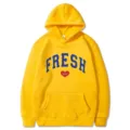 Nahaufnahme des gelben Hoodies mit blauem FRESH-Schriftzug und rotem Herzprint vorne. - S / Oberteile / Gelb