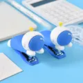 Süßer Mini Tacker mit Astronauten Design für Schüler, kreativer blauer tragbarer Büroheftgerät. - Astronaut