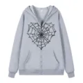 Grauer Kapuzenpullover mit Reißverschluss, Herz-Spinnennetz-Druck und lässigem Stil. - S / Oberteile / Hellgrau 313