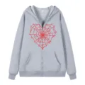 Lässiger grauer Kapuzenpullover mit rotem Herz-Spinnennetz-Muster für Streetwear. - S / Oberteile / Hellgrau