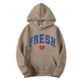 Khakifarbener Kapuzenpullover mit FRESH-Buchstabenprint und rotem Herz, bequemer Langarm-Pullover. - S / Oberteile / Camel