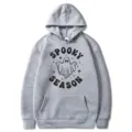 Grauer Halloween Spooky Season Geist Druck Langarm Kapuzenpullover mit vorderer Tasche. - Hellgrau