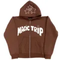 Sudadera marrón con capucha y cremallera, letras blancas Magic Trip y estampado de estrellas. - S / Tops / Marrón