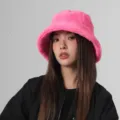 Elegante cappello alla pescatora rosa in morbida pelliccia sintetica per l'inverno - Taglia unica / Rosso rosa