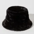 Cappello a secchiello in morbida pelliccia sintetica nera per calore e stile. - Taglia unica / Nero